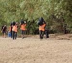 Ежедневно с пляжей Астрахани вывозят кубометры мусора