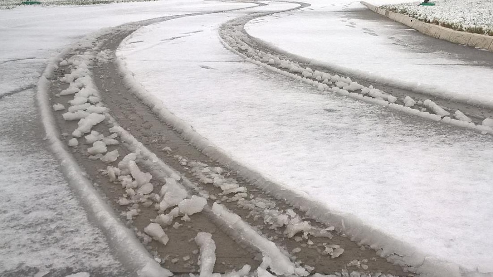 Астраханские власти вывели спецтехнику на расчистку улиц от снега