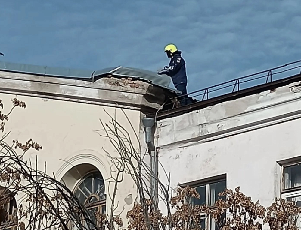 Городские спасатели Астрахани устранили опасные последствия сильного ветра