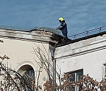 Городские спасатели Астрахани устранили опасные последствия сильного ветра