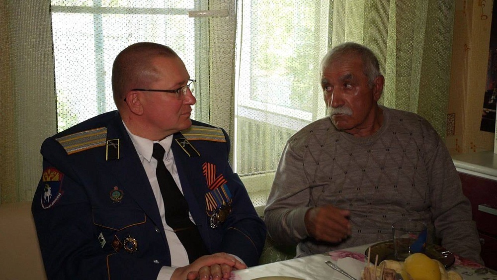 Три сына, и все – там: Дмитрий Заплавнов навестил родителей астраханских контрактников