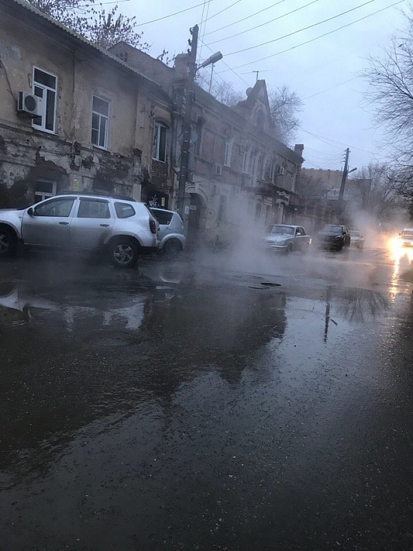 В Астрахани прорвало трубу: 14 домов остались без отопления