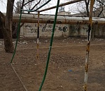 Астраханцы сообщают об опасных футбольных воротах на детской площадке