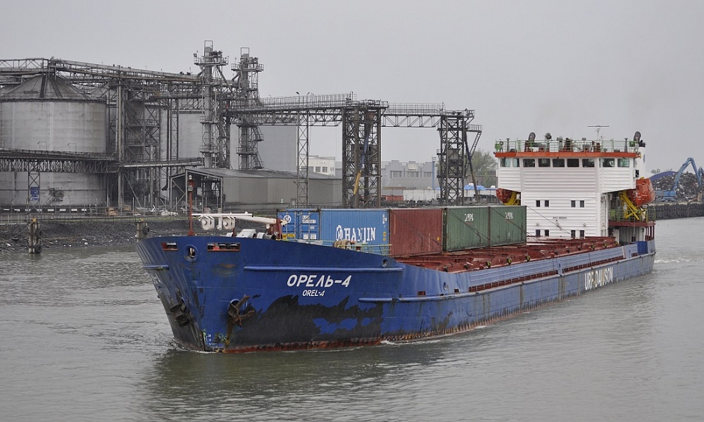 Под Астраханью сухогруз сел на мель