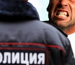 Астраханец обматерил и ударил полицейского мотыгой