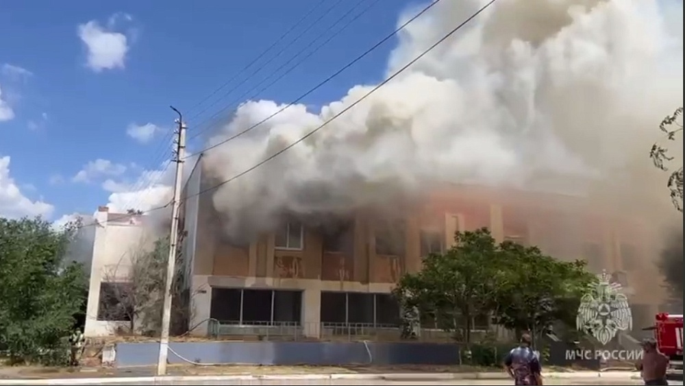 В Астраханской области на ул. Анатолия Гужвина полыхает здание