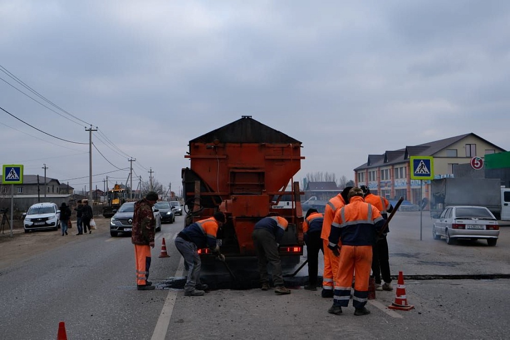 На астраханской улице, где позавчера погибла девочка, монтируют «лежачих полицейских»