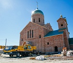 На новом храме в селе Началово установили накупольный крест, освященный Патриархом Кириллом
