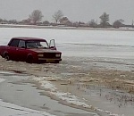 Под Астраханью машина застряла во льду из-за желания водителя сэкономить 100 рублей