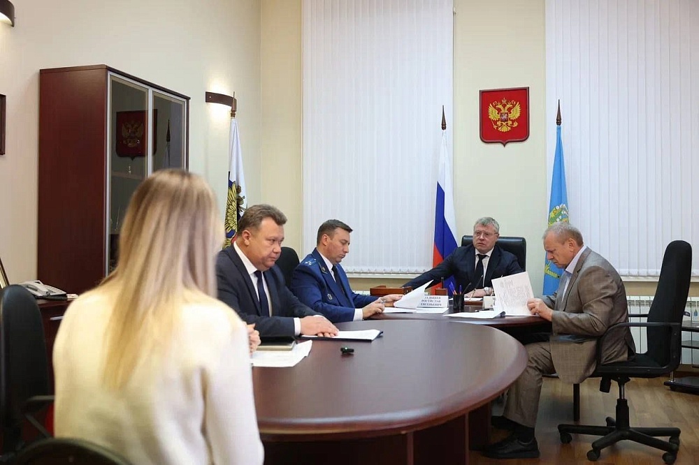 Губернатор во время личного приема пообещал астраханцам восстановить школу и детсад