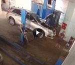 В Астрахани в автосервисе машина упала с подъемника на рабочего
