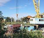 В Астрахани на "десятке" монтируют пролёты моста