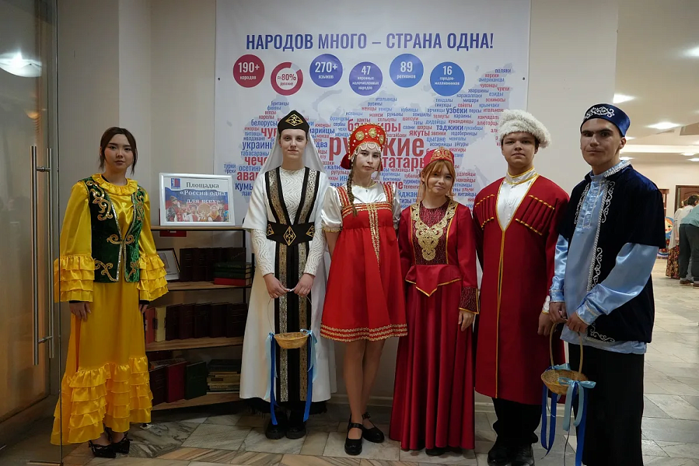 Астраханская библиотека превратилась в живую карту России