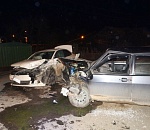 В Астрахани два автомобиля столкнулись на «встречке»: пострадали оба водителя