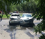 В Астрахани на Николая Островского пьяный водитель перелетел через газон на встречку и врезался в ВАЗ