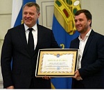 За что Игорь Бабушкин наградил журналиста Алымова Почетной грамотой губернатора