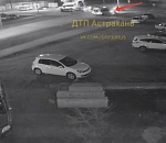 В сети появилось видео ДТП, в котором маршрутка сбивает сразу трех астраханок