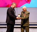 Игорь Бабушкин наградил астраханцев, работавших над присвоением звания «Город трудовой доблести»  