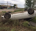 Под Астраханью иномарка, уходя от столкновения, опрокинулась 