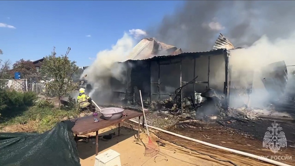 В Астрахани на площади 100 кв. метров сгорел жилой дом