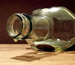 Астраханец чуть не убил жену за вылитую в раковину водку