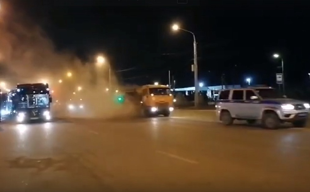 Астраханские коммунальщики чистят дороги от грязи