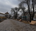 В Астрахани на площади Октябрьской появились лавочки