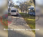 Маршрутка проехала по пешеходной аллее на Савушкина в Астрахани