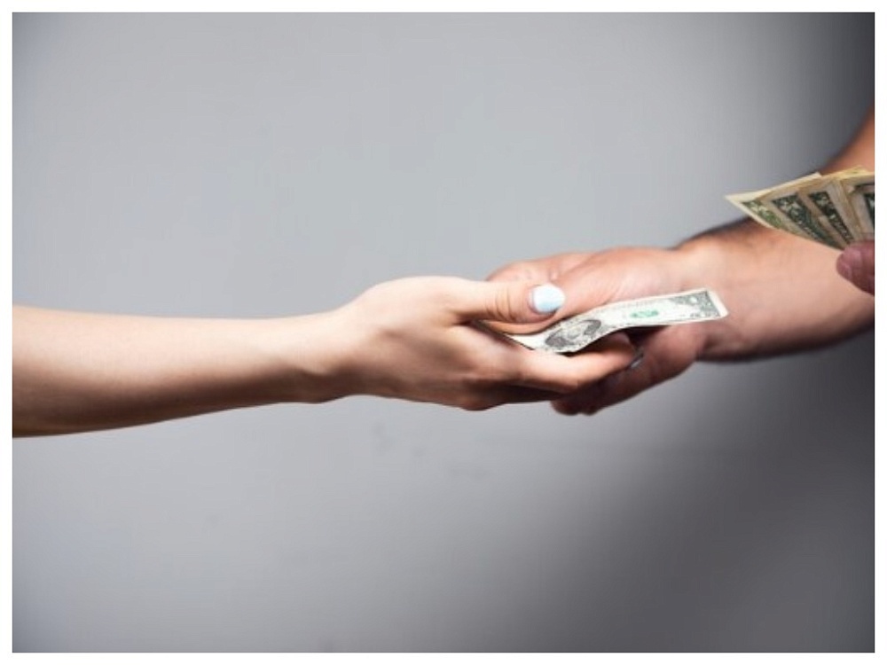 Экс-директор астраханской школы подозревается в мошенничестве