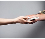 Экс-директор астраханской школы подозревается в мошенничестве