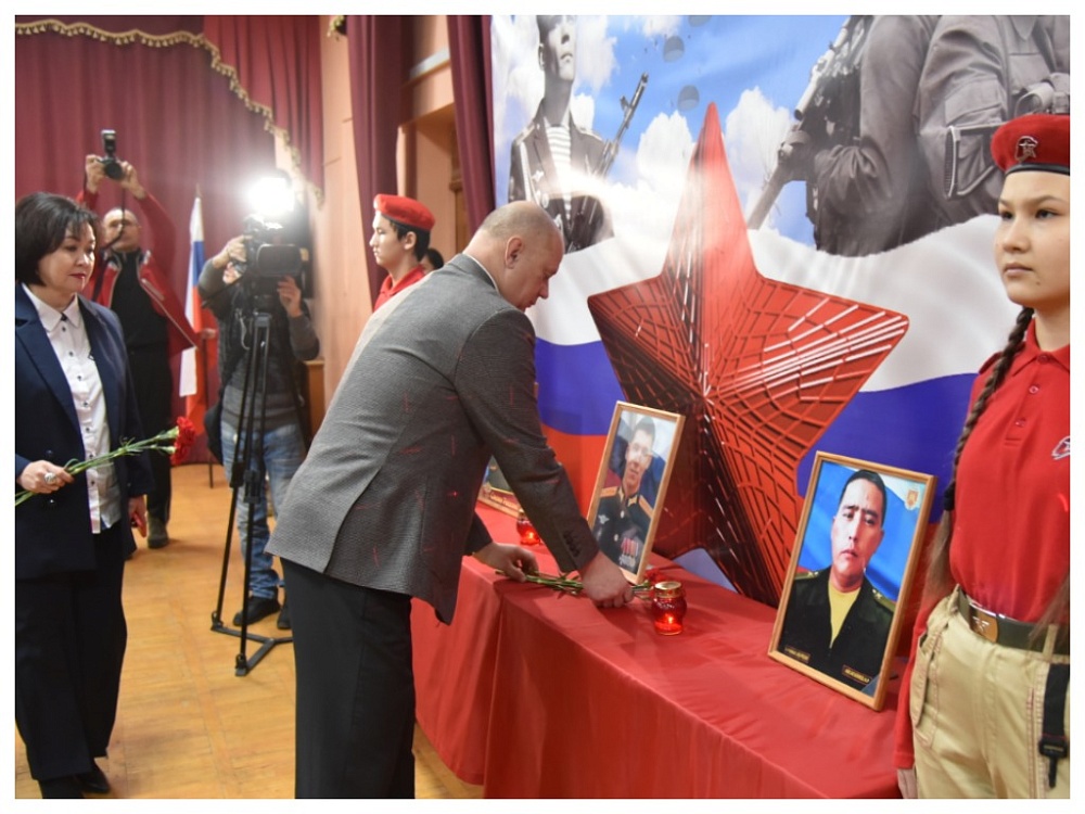 В астраханской школе открыли парту Героя России