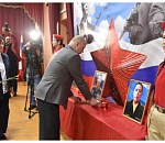 В астраханской школе открыли парту Героя России