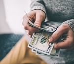 В Ахтубинске сотрудница поликлиники потратила на свои нужды деньги медучреждения 