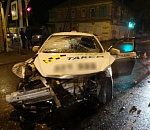 В Астрахани в тройном ДТП с участием такси пострадали четыре человека