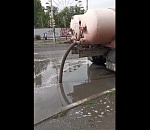 Коммунальщики устраняют последствия ночного дождя в Астрахани