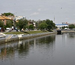 Канал обмелел, катамараны стоят на земле: астраханцы зря подняли панику