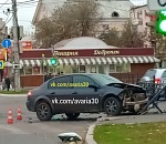 Невезучие ограждения: в Астрахани дорогу не поделили две легковушки