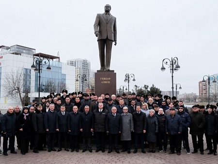 В Астрахани отмечают День памяти Гейдара Алиева
