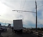 В Астрахани у фургона оторвалось колесо, отлетев в легковушку. Видео