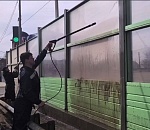 Сразу несколько бригад пришлось отправить на уборку астраханского моста 