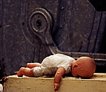 В Астрахани новорожденного младенца выкинули в мусорник