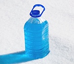 Трое астраханцев отравились стеклоомывателем