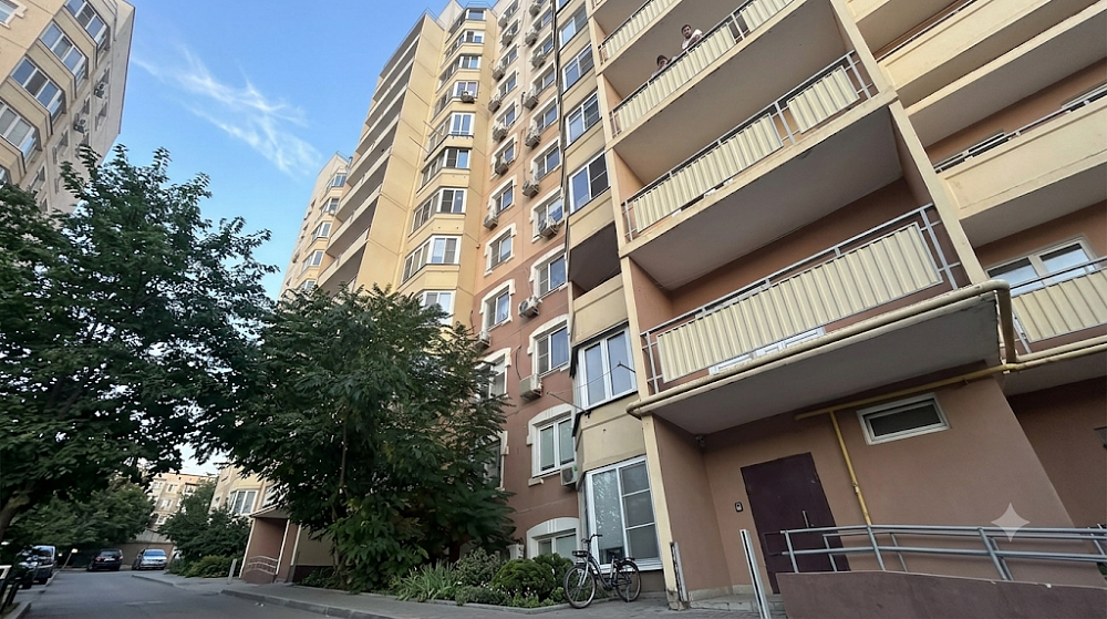 Москитная сетка не удержала ребенка от падения из окна астраханской высотки
