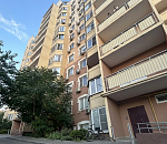 Москитная сетка не удержала ребенка от падения из окна астраханской высотки