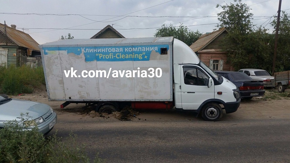 В Астрахани грузовик провалился под землю