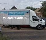 В Астрахани грузовик провалился под землю