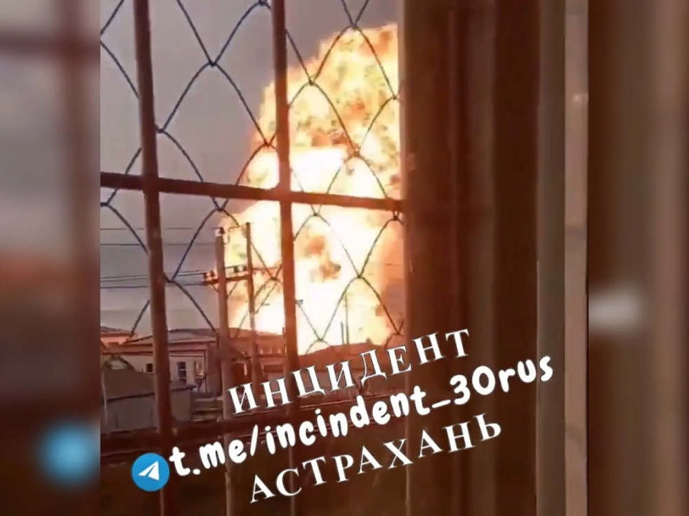 Возле нового аквапарка в Астрахани вспыхнул крупный пожар 