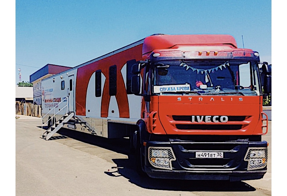 На улицы Астрахани в поисках молодых доноров выехал трейлер Центра крови 