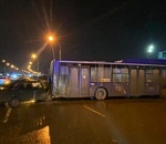 На южной окраине Астрахани «Лада» врезалась в стоявший на заправке «волгобас». Есть пострадавшая