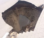 В Астрахани, рядом с Лебединым озером провалился асфальт